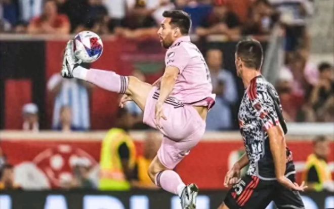 爱游戏体育-阿斯顿马丁完胜红牛二队，佩雷兹状态火热