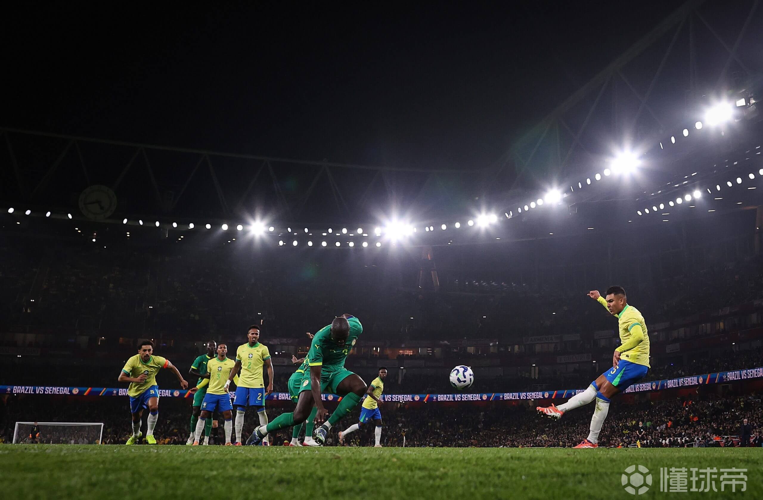 爱游戏官方入口-勒沃库森翻盘巴黎，卡塞米罗高光表现