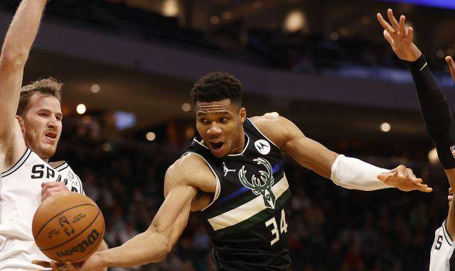 爱游戏体育-广东队鏖战爵士，字母哥状态火热